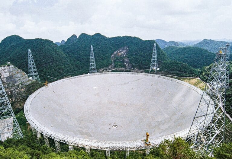 FAST descobre pulsar em órbita quase perfeita
