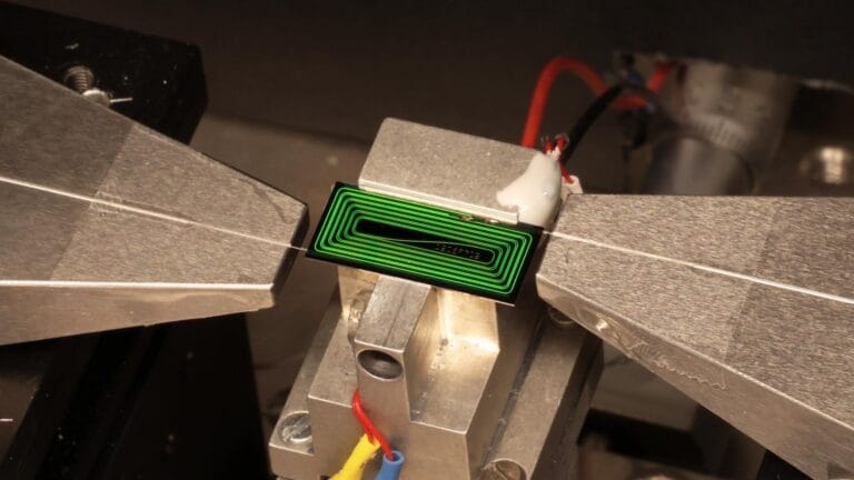EPFL desenvolve laser ultrarrápido em chip fotônico