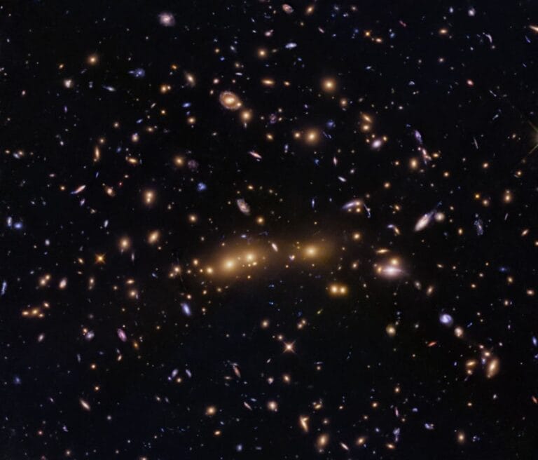 Telescópio Hubble registra fusão de aglomerados de galáxias