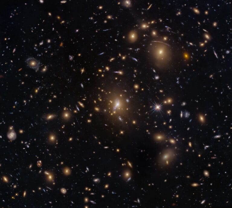 Hubble revela nova imagem do aglomerado MACS0329-0211