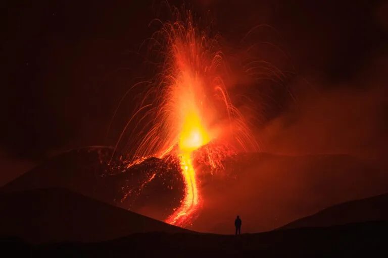 Estudo revela mecanismos distintos em erupções do Etna