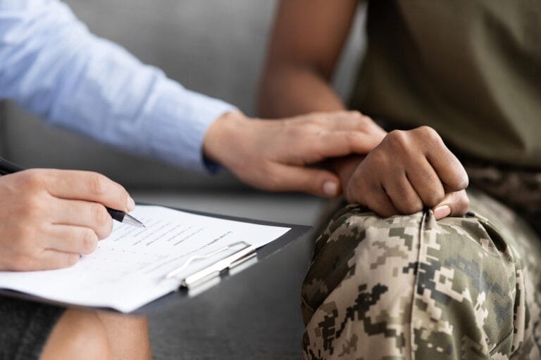 Veteranos dos EUA e Reino Unido enfrentam crises de saúde após Ucrânia