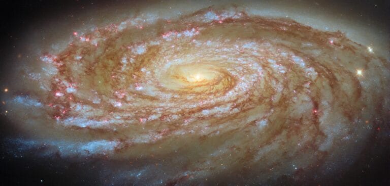 Hubble registra galáxia espiral M88 em transformação no espaço