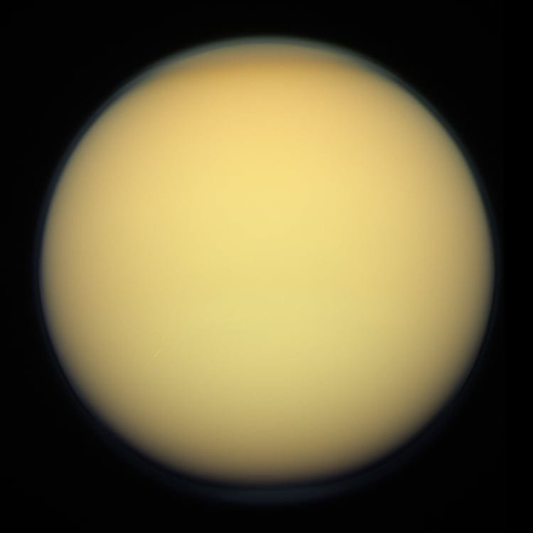 Titan possui crosta de clatrato de metano de 9 km de espessura