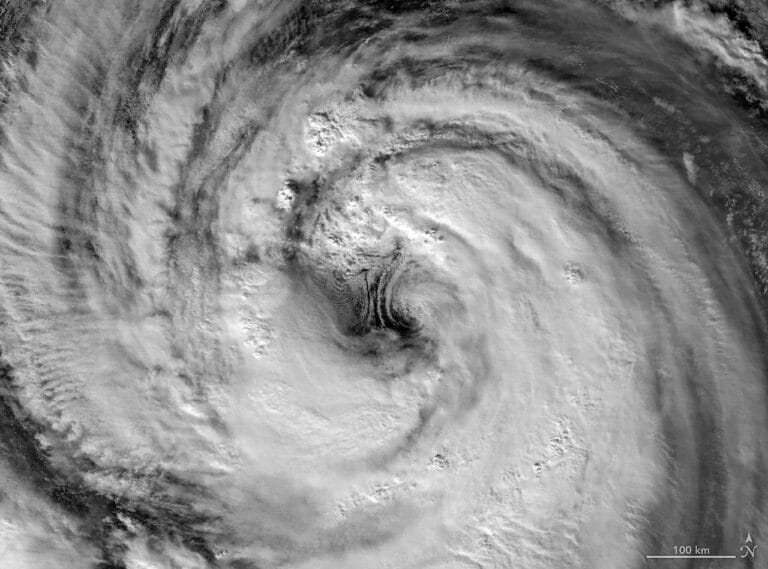 NASA registra olho gigante do tufão Jangmi em imagem noturna