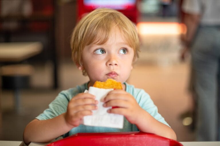 Estudo associa alimentos ultraprocessados a problemas comportamentais em crianças