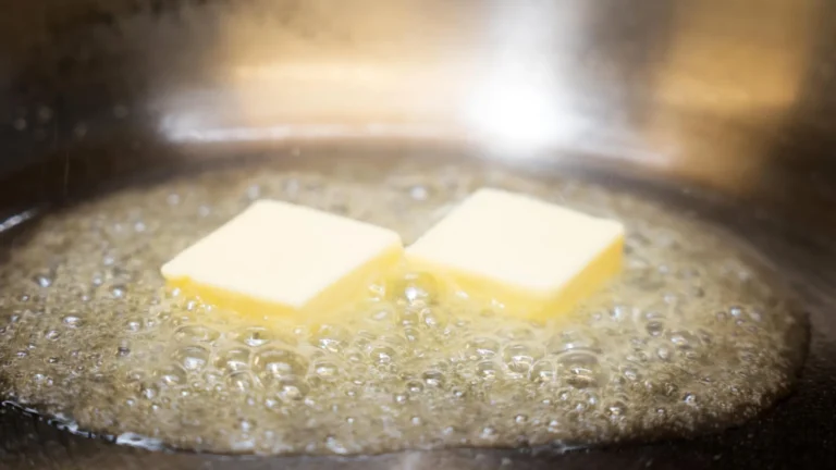Diferenças químicas entre manteiga e margarina explicam usos