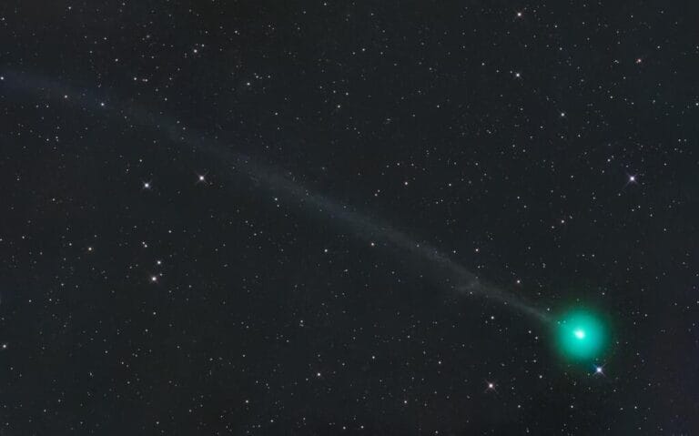 Cometa 220P McNaught apresenta explosão de brilho