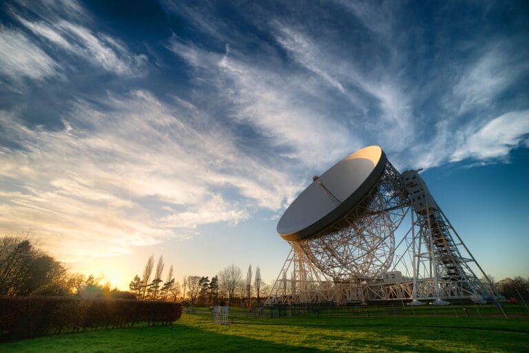 Telescópios rastreiam satélites e detritos espaciais