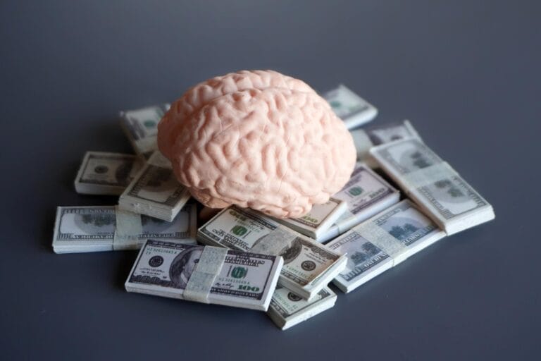 Estudo associa problemas financeiros a envelhecimento cerebral