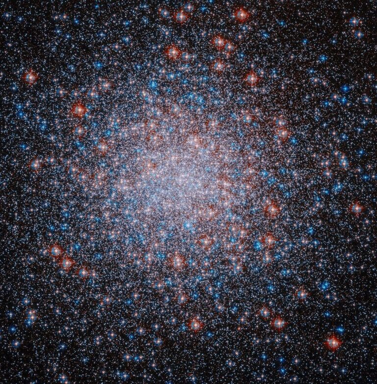 Hubble revela aglomerado estelar com 500 mil estrelas antigas