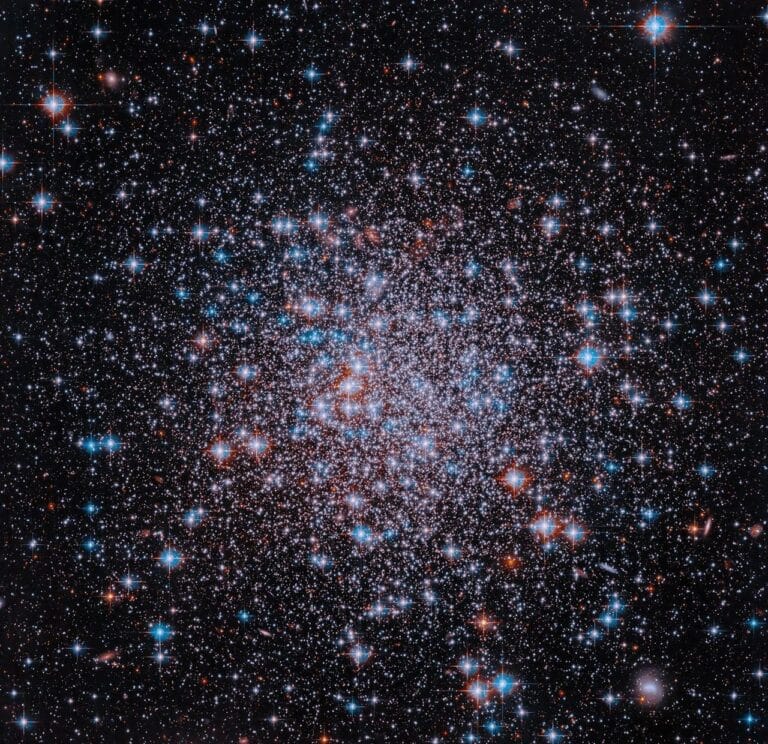 NASA revela imagem de aglomerado estelar antigo com Hubble