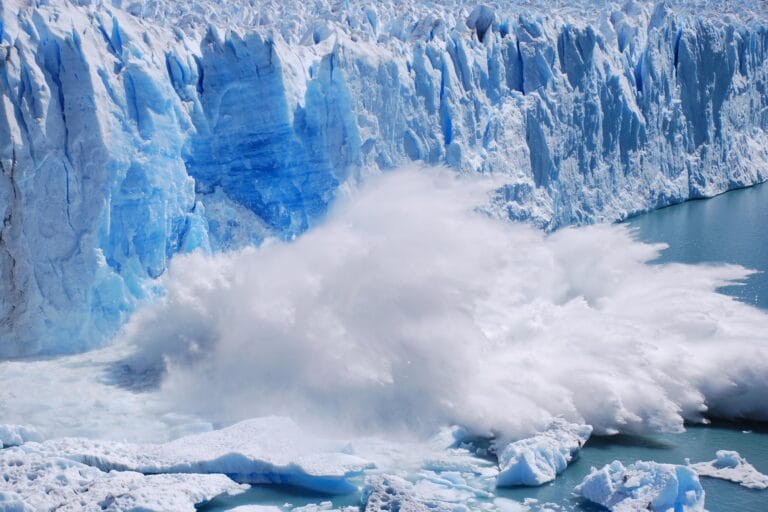 Estudo revela aceleração de geleiras na Antártica por água derretida