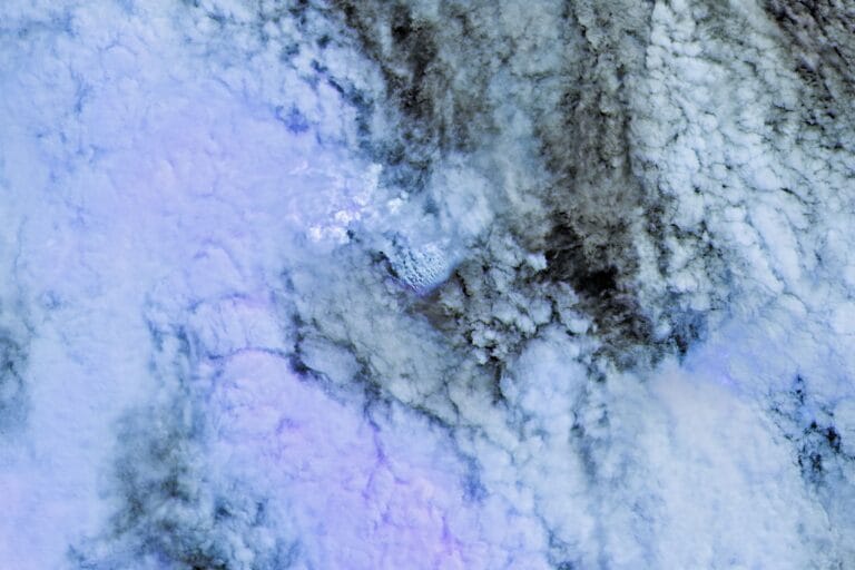 NASA registra erupção vulcânica submarina no Pacífico