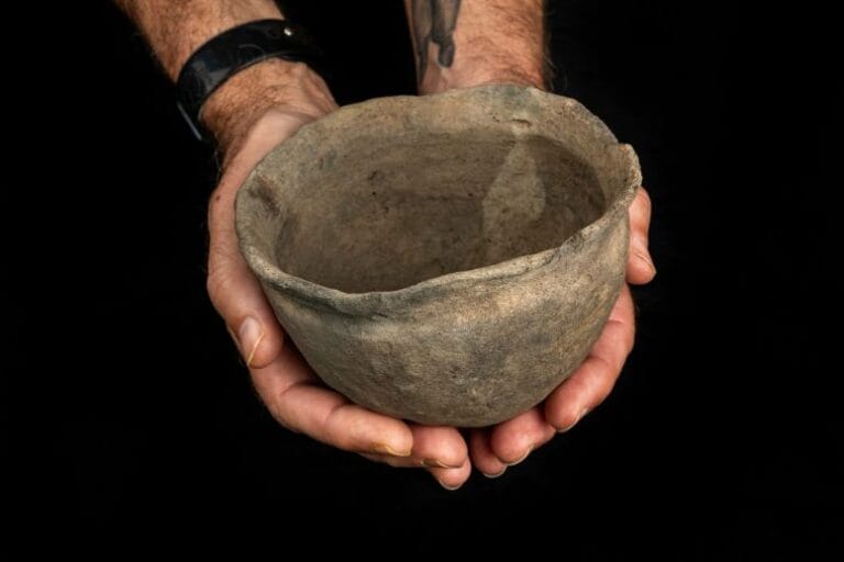 Estudantes descobrem pote de barro intacto de 400 anos na Flórida
