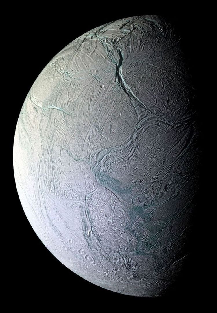 ESA planeja instrumentos para missão em Enceladus em 2050