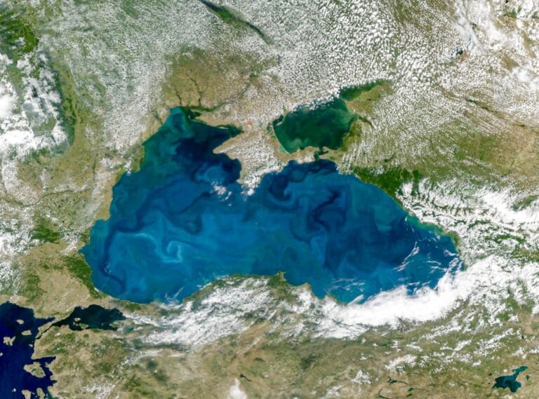 NASA registra transformação turquesa do Mar Negro em 2026