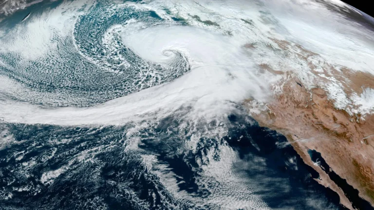 Corrente do Atlântico em desaceleração pode intensificar tempestades na Califórnia