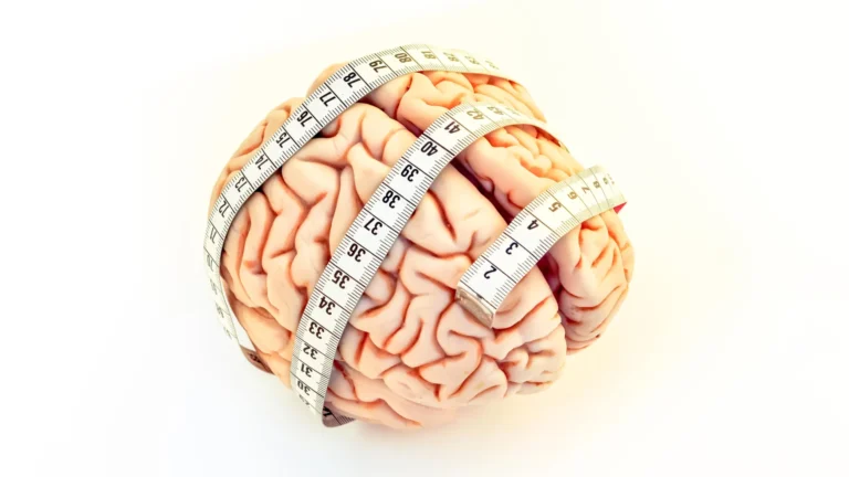 Estudo associa assistir TV na meia-idade a alterações cerebrais