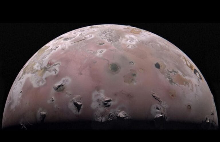 Juno mede calor abaixo da superfície de Io, lua de Júpiter