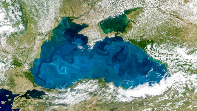 NASA registra transformação do Mar Negro em turquesa do espaço