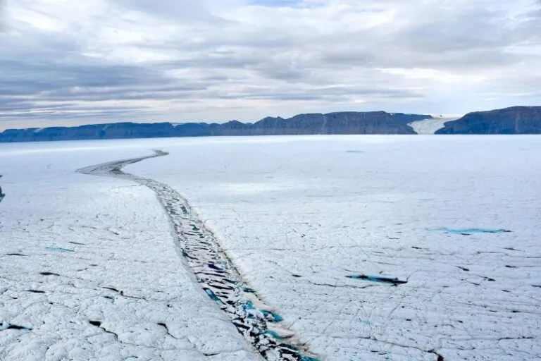 Iceberg do Glaciar Petermann se desprende na Groenlândia