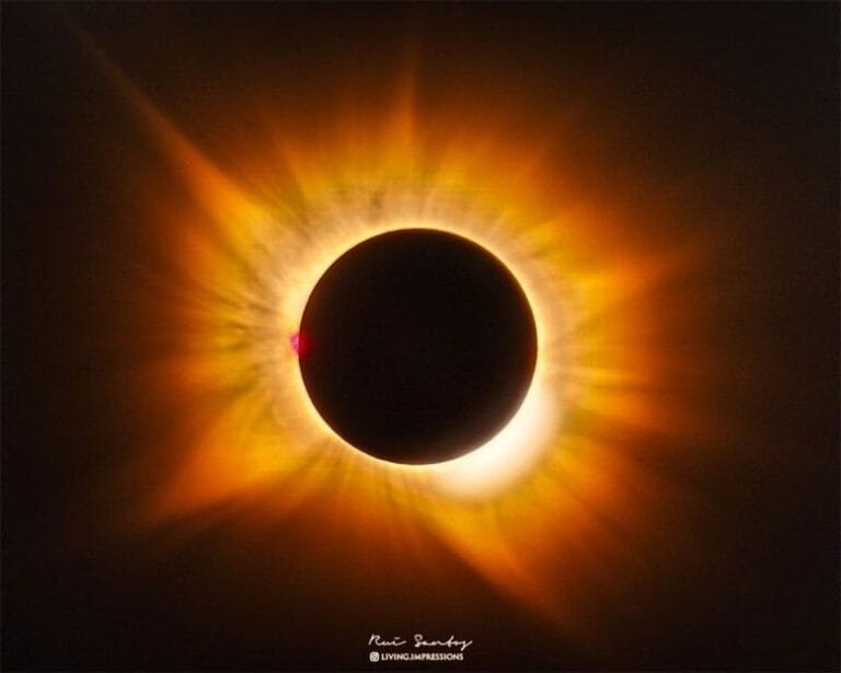 Eclipse solar na Espanha faz coroa do Sol parecer dourada