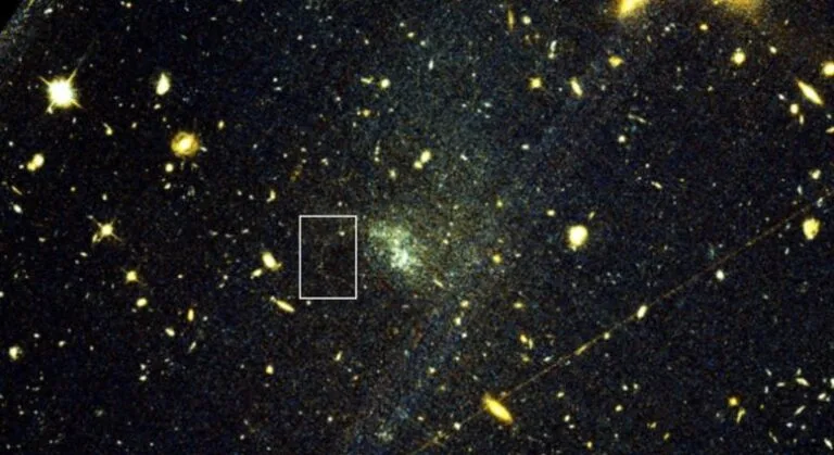 Descoberta de fluxo estelar fora da Via Láctea ajuda a estudar matéria escura