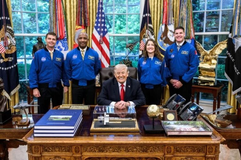Astronautas da Artemis II recebem Medalha do Espaço do Congresso