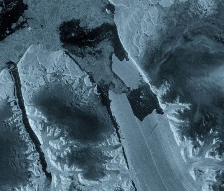 Glaciar da Groenlândia perde bloco de gelo de 76 km²