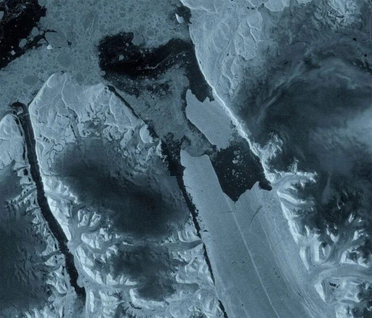 Glaciar da Groenlândia perde bloco de gelo de 76 km²
