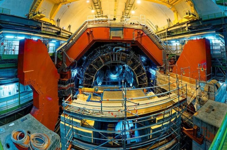 CERN revela comportamento coletivo de gluons em núcleos atômicos