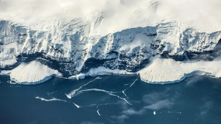 Estudo revela como forças internas da Terra congelaram Antártica antes do Ártico