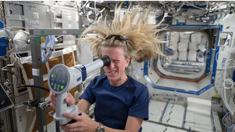 Estudo revela impacto da microgravidade nas pálpebras dos astronautas