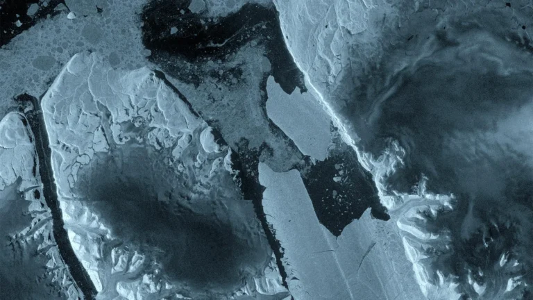 Iceberg do tamanho de Manhattan se desprende da Groenlândia