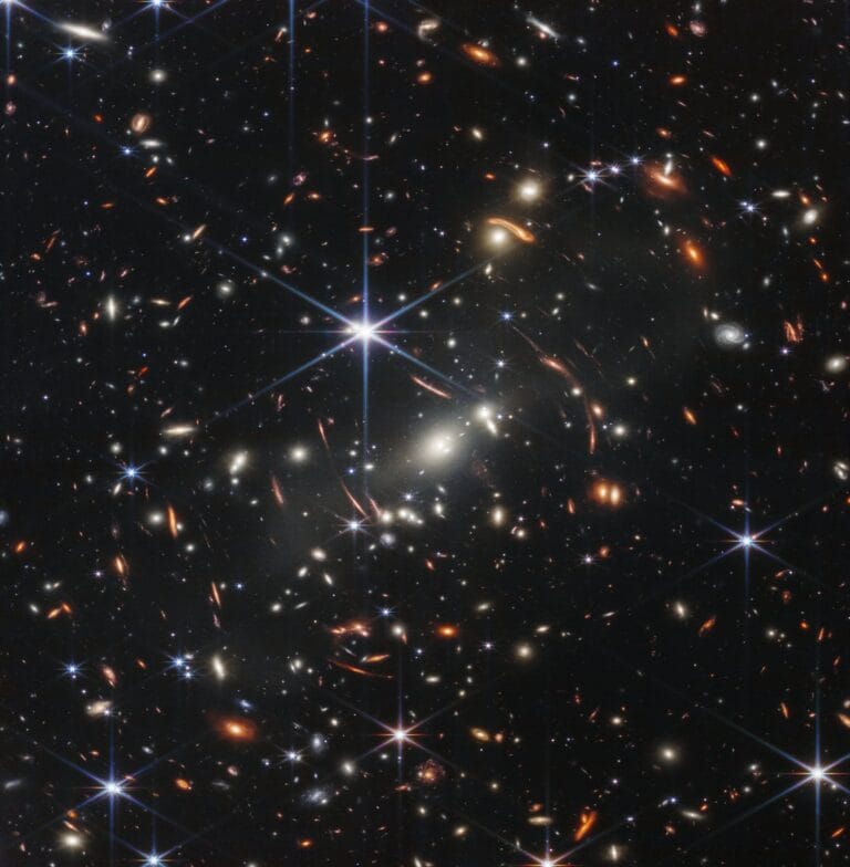 Astrônomos identificam novo objeto do universo primitivo com Webb