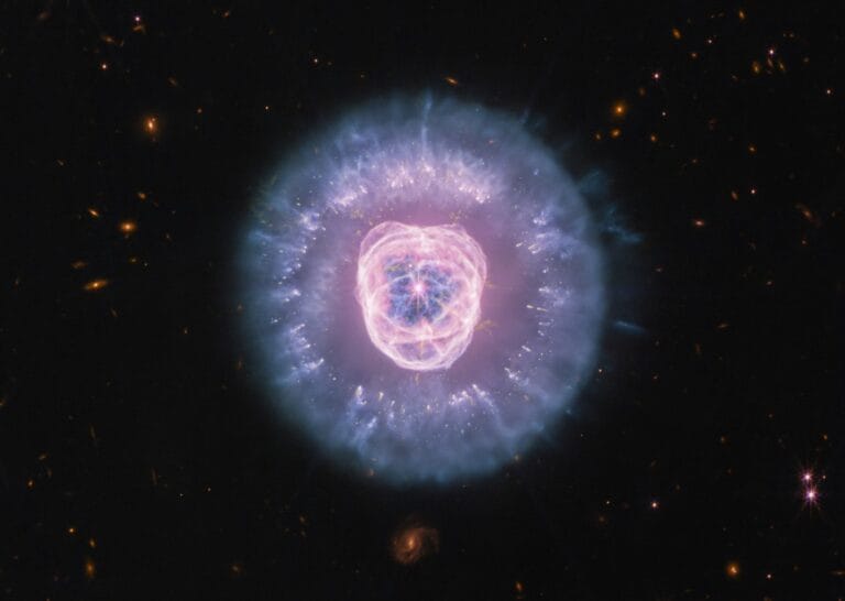 Telescópio Webb revela imagem detalhada da Nebulosa Leão