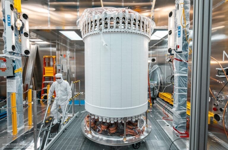 Experimento registra interação intrigante na busca por matéria escura