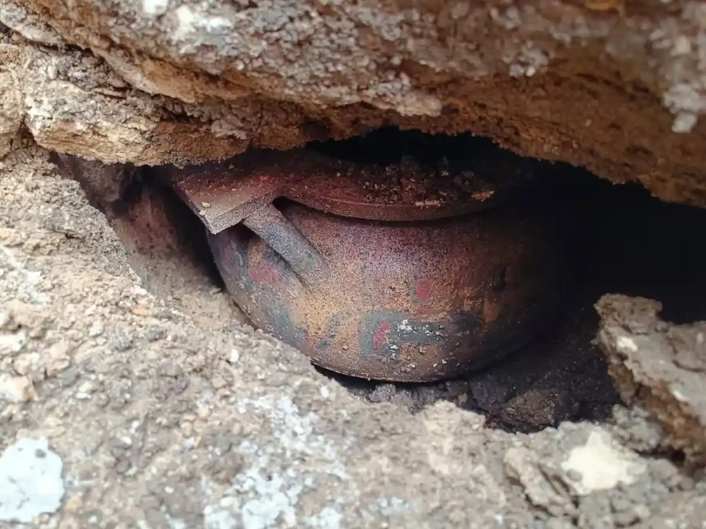 cube tomb corinthian vessel pontecagnano etruscans