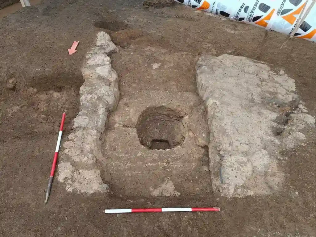 cube tomb corinthian vessel pontecagnano etruscans