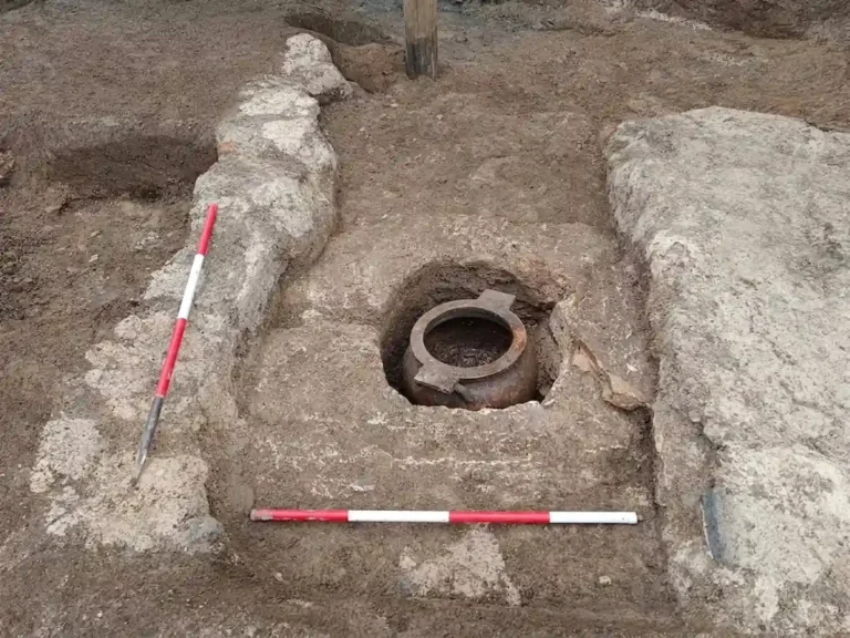 Tumba etrusca em forma de cubo é descoberta em Pontecagnano