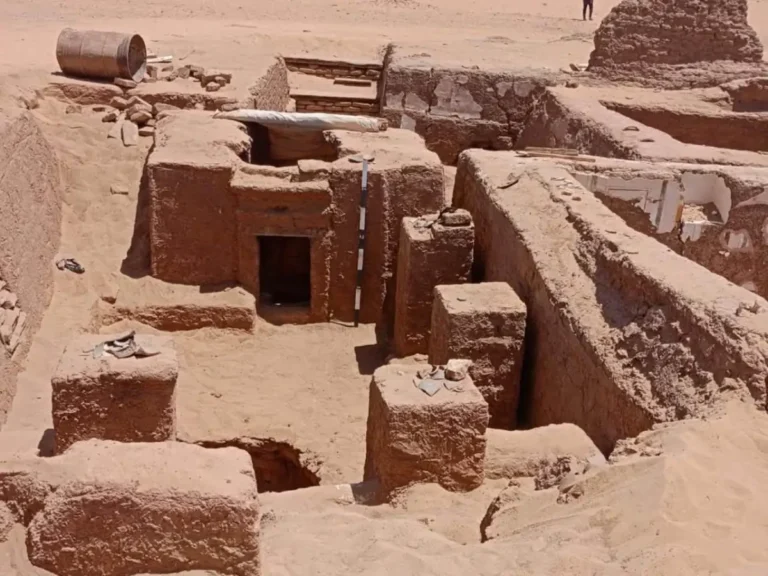 Tumba de 1.700 anos é descoberta no deserto egípcio