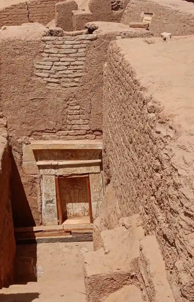 pyramidal tomb egypt oasis particular family 
