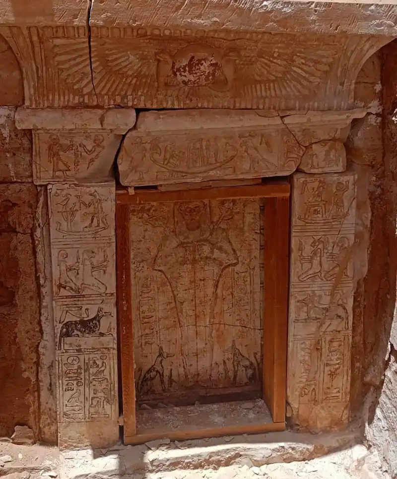 pyramidal tomb egypt oasis particular family 