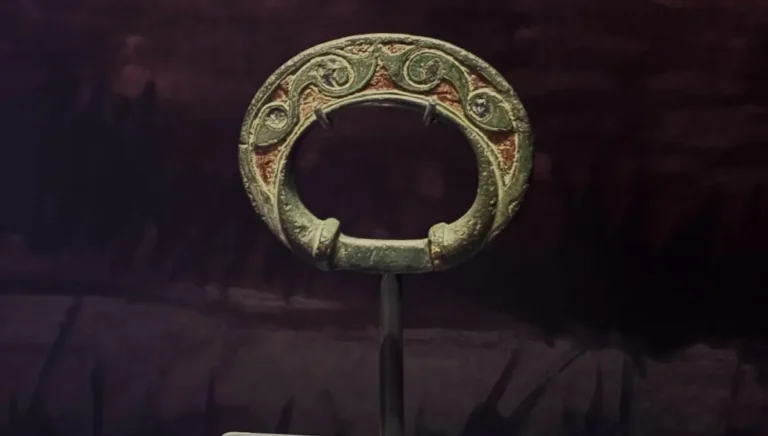 Análise revela vidro egípcio em anel de 2.000 anos na Grã-Bretanha
