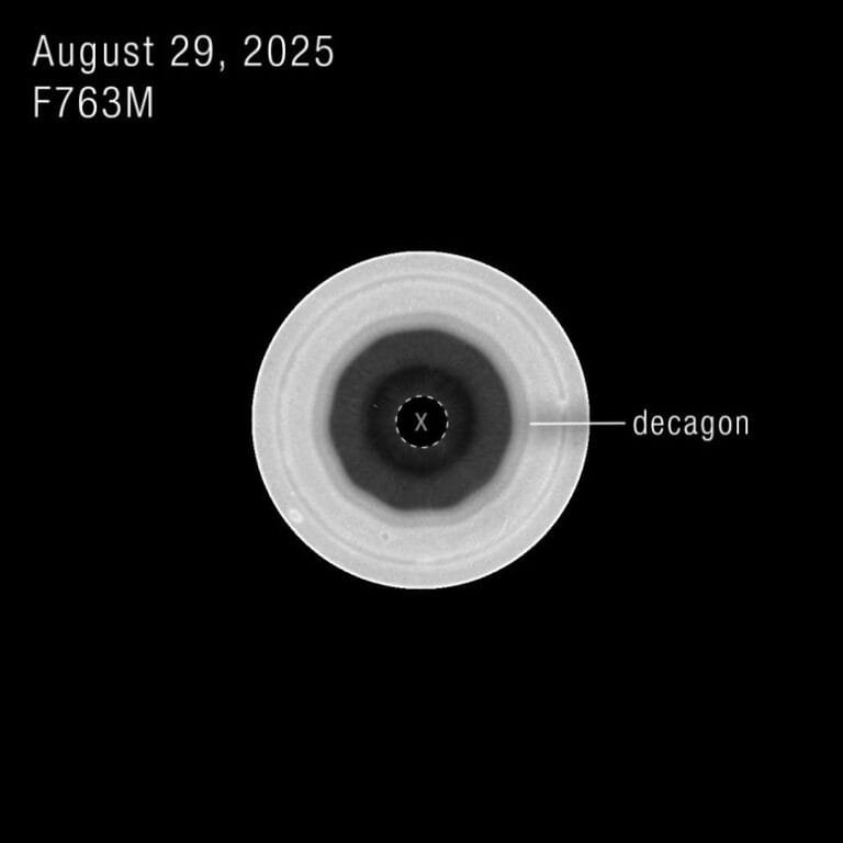 Hubble detecta onda decagonal em Saturno
