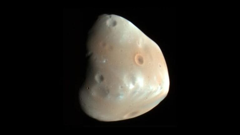 Impacto de asteroide pode ter moldado lua Deimos de Marte