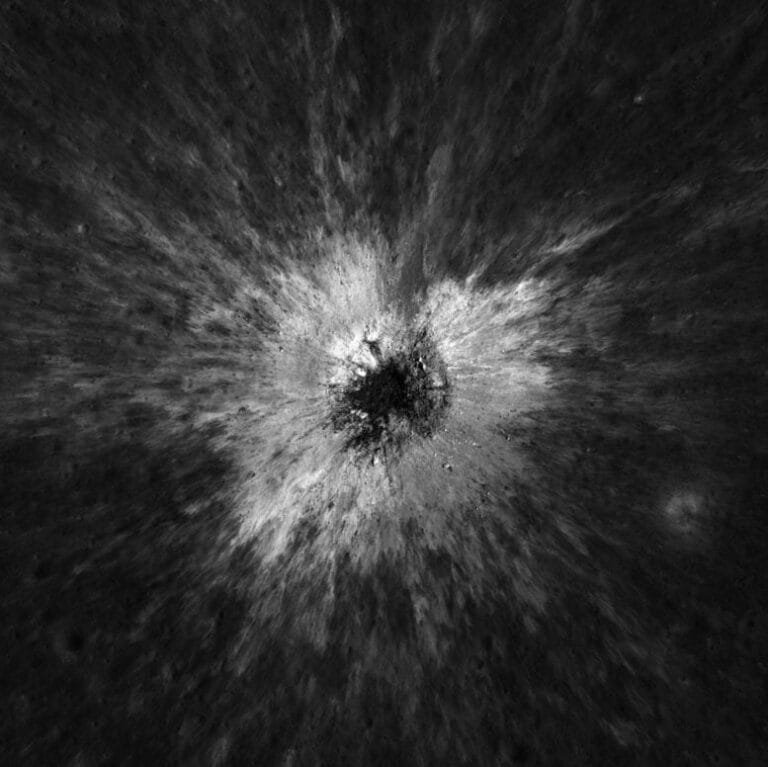 NASA identifica novo cratera gigante na Lua após impacto