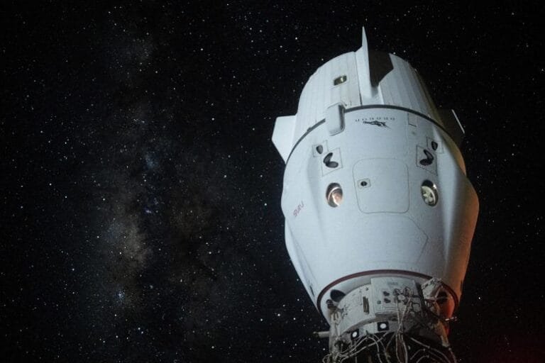 Vazamento no sistema de propulsão da Dragon atrasa lançamento da NASA