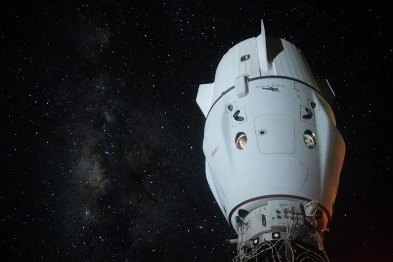 Vazamento no sistema de propulsão da Dragon atrasa lançamento da NASA